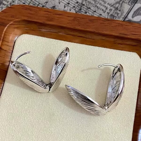 ⁦Platinum Seashell-Inspired Earrings⁩ - الصورة ⁦2⁩